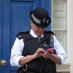 ligia al dovere, la poliziotta si dedica all'ipod rosa shocking